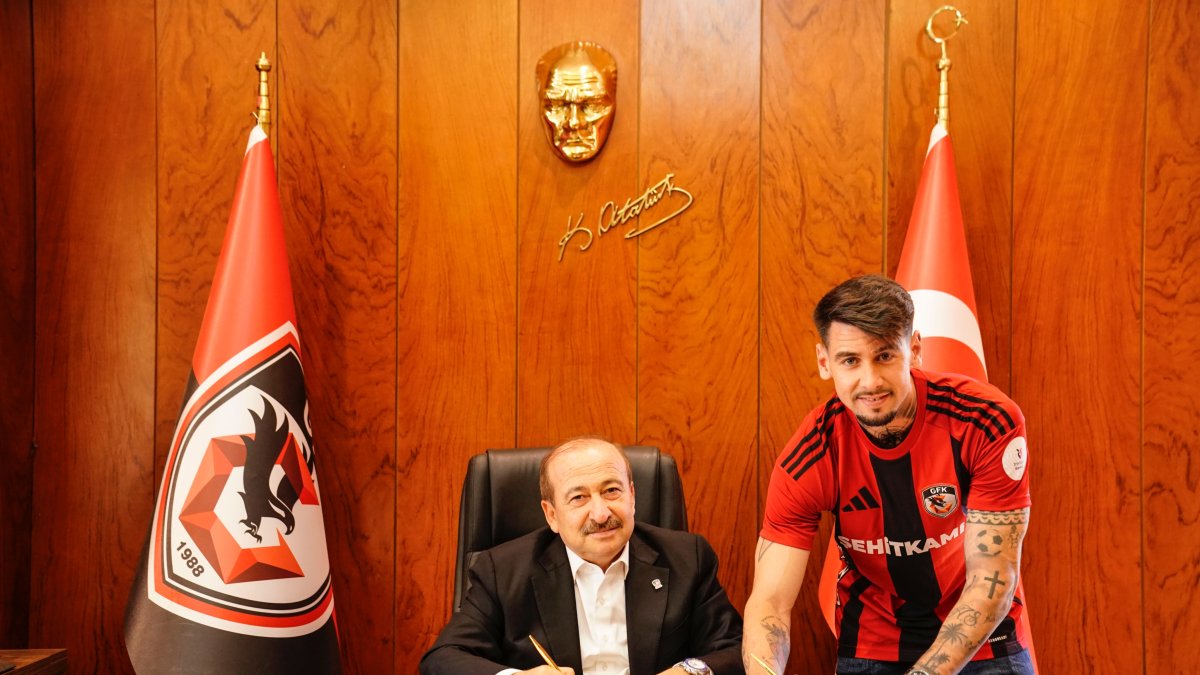 Luis Pérez junto a Memik Yilmaz, presidente del Gaziantep.