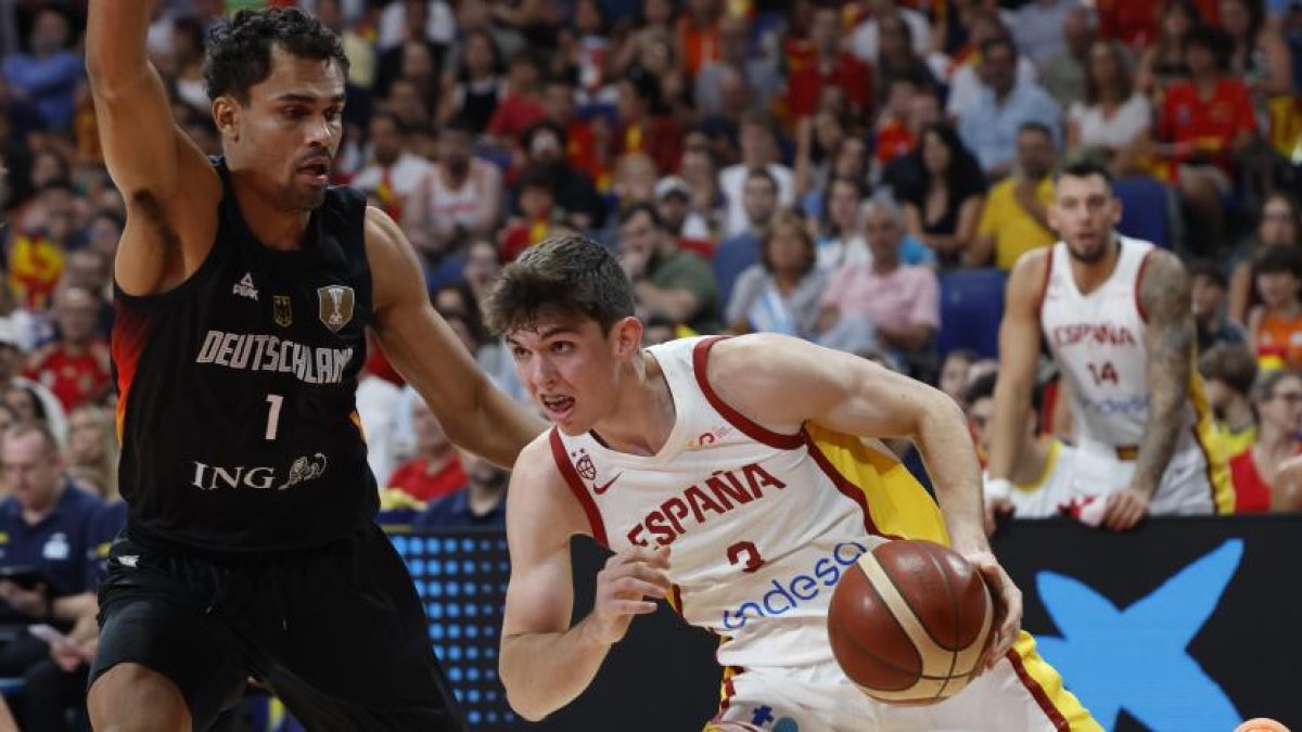 El vallisoletano De Larrea intenta zafarse de la defensa del alemán Da Silva.