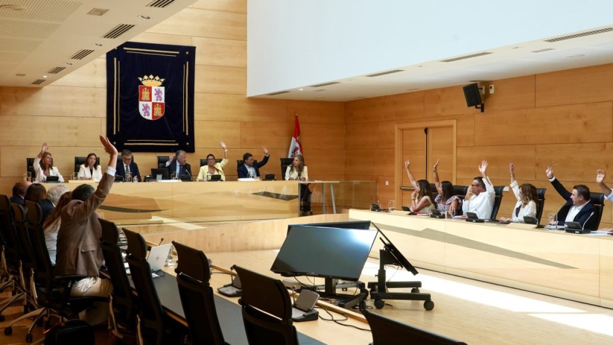 Votación a favor del pleno extraordinario para la comparecencia del presidente Mañueco en la Diputación Permanente de las Cortes.