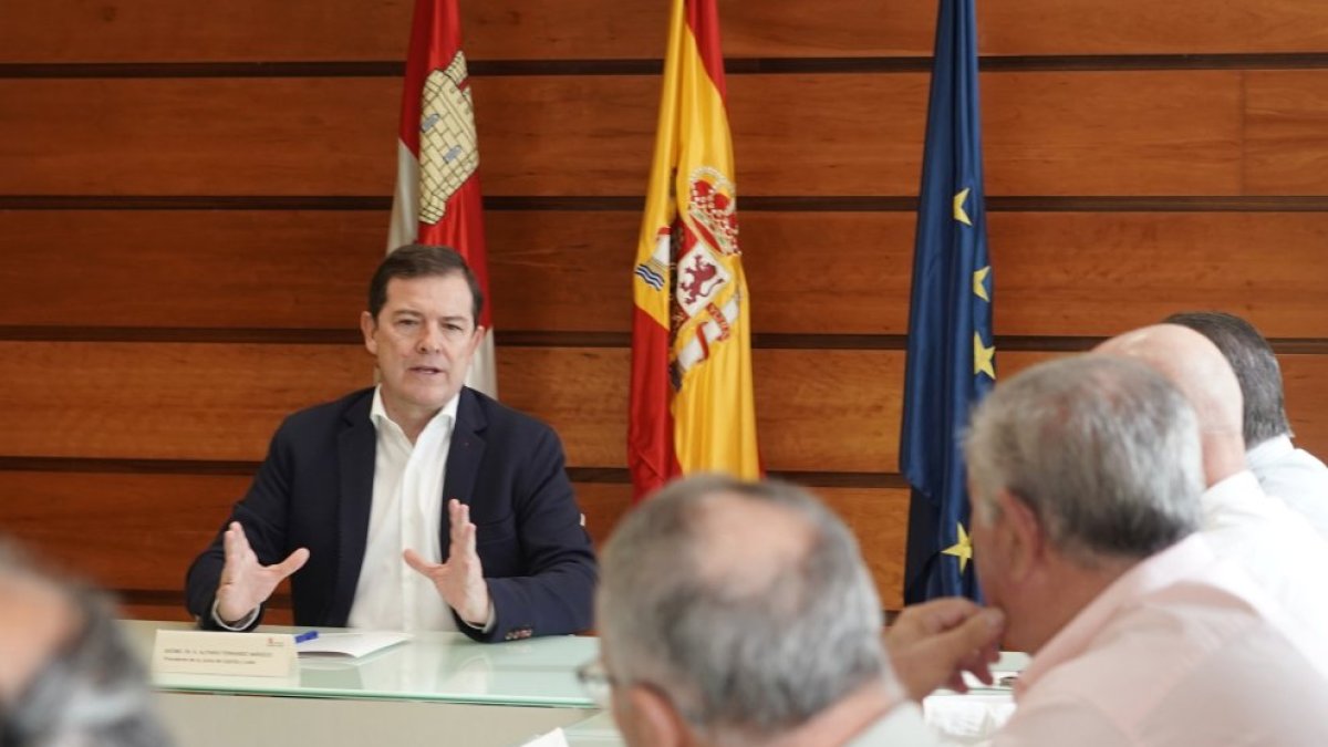 Alfonso Fernández Mañueco y María González Corral, mantienen una reunión de trabajo con los representantes de las OPAS.