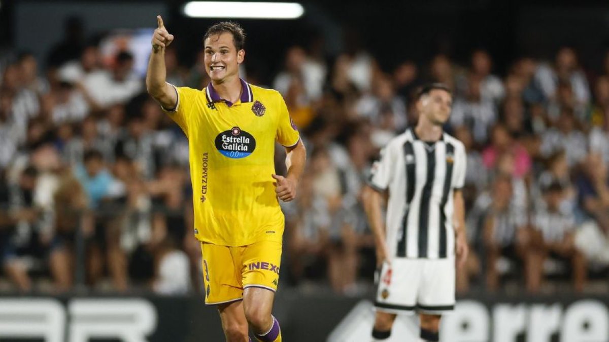 Latasa dedica su gol de la victoria en Castalia.