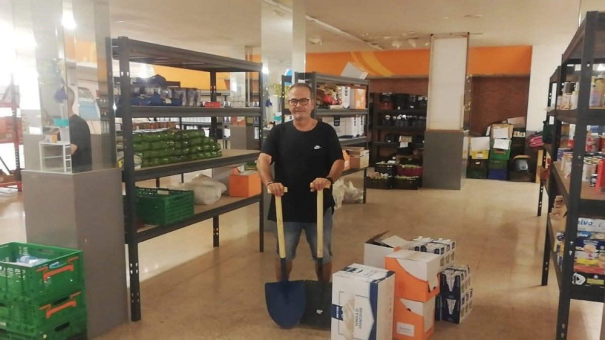 Miembros de colectivos sociales valencianos recogen ropa ignífuga y enseres para afectados de incendios de El Bierzo