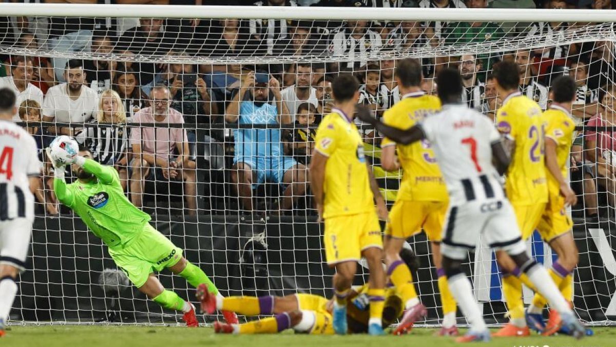 Guilherme realiza una parada ante el Castellón.