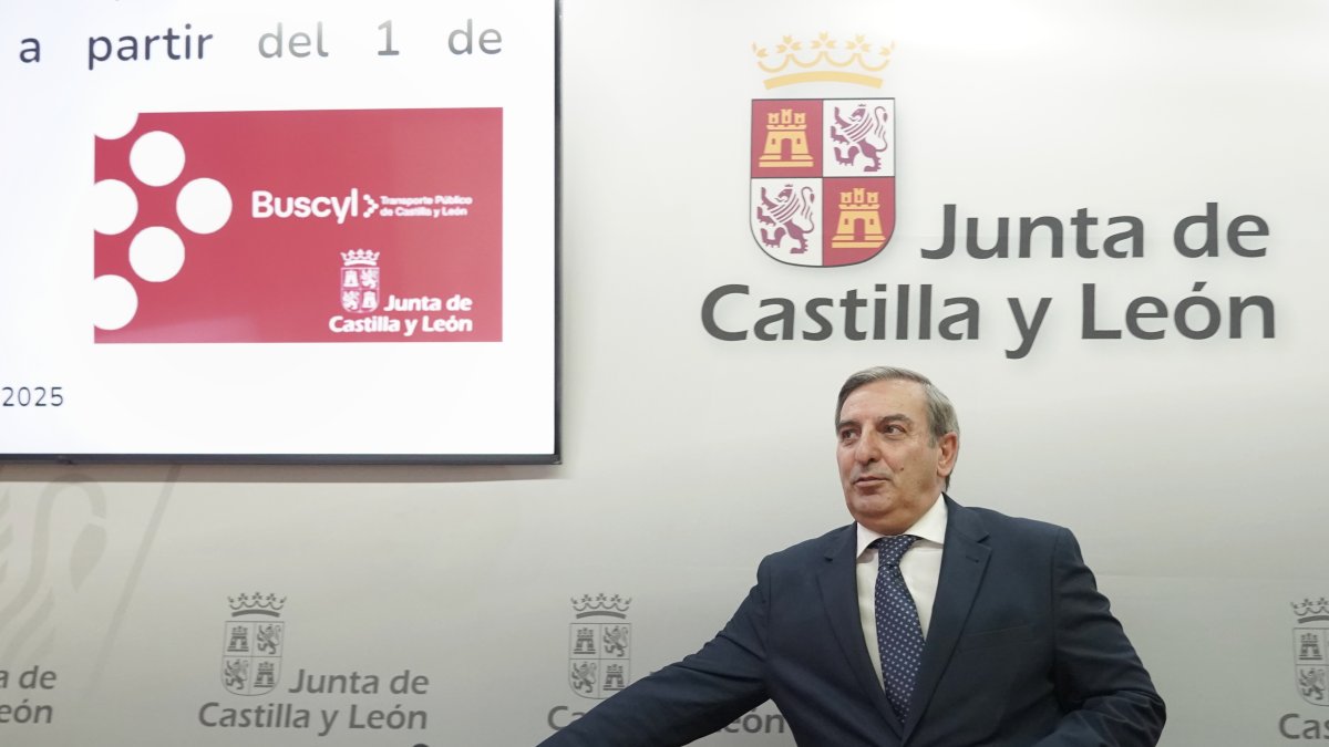 El consejero de Movilidad y Transformación Digital, José Luis Sanz Merino, presenta las novedades de la implantación de la Tarjeta Buscyl.