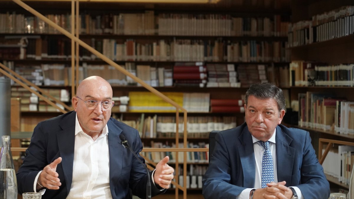 Jesús Julio Carnero y Luis Miguel González Gago presentan las actividades del 475 aniversario de la Controversia de Valladolid.