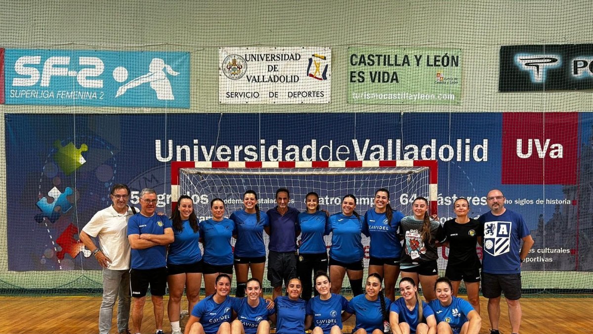 El filial del Aula, el Cavidel Aula, posa en Fuente la Mora junto a varios directivos del club.