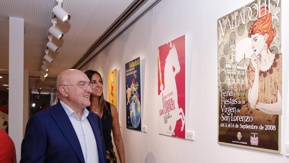 Jesús Julio Carnero y Blanca Jiménez miran los carteles que conforman la muestra.