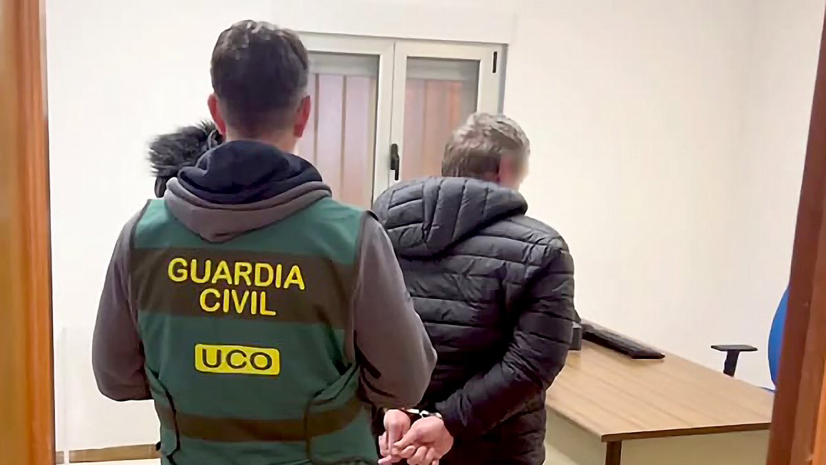 Un detenido por la Guardia Civil en una imagen de archivo.