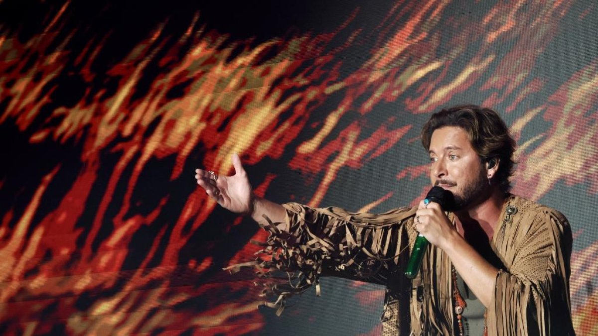 Manuel Carrasco, en un momento de su concierto en Medina del Campo