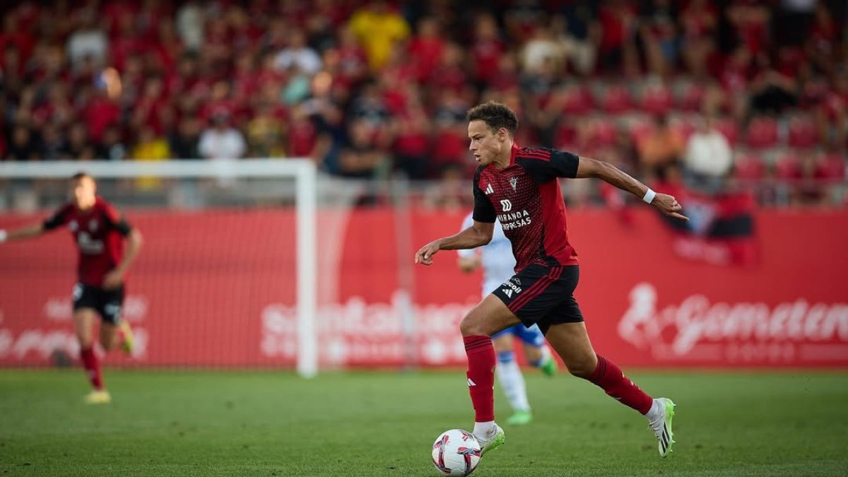 Mathis Lachuer, con la camiseta del mirandés, la pasada campaña
