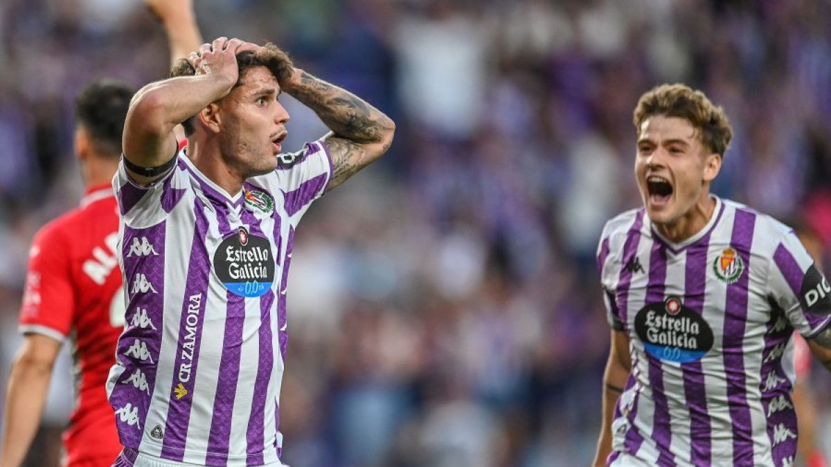 Trilli se lleva las manos a la cabeza antes de ser anulado su gol.