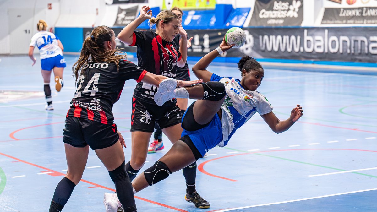 Gol desde el pivote del Caja Rural Aula en su debut liguero en Lanzarote.