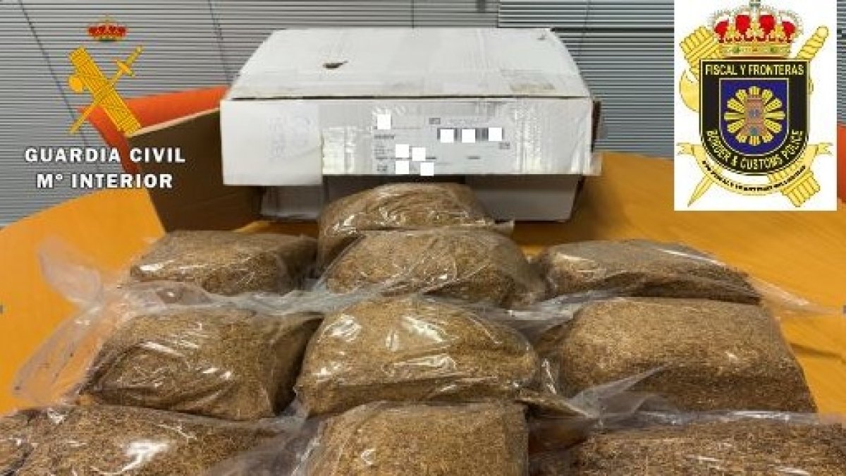 Paquetes de picadura de tabaco incautados por la Guardia Civil.