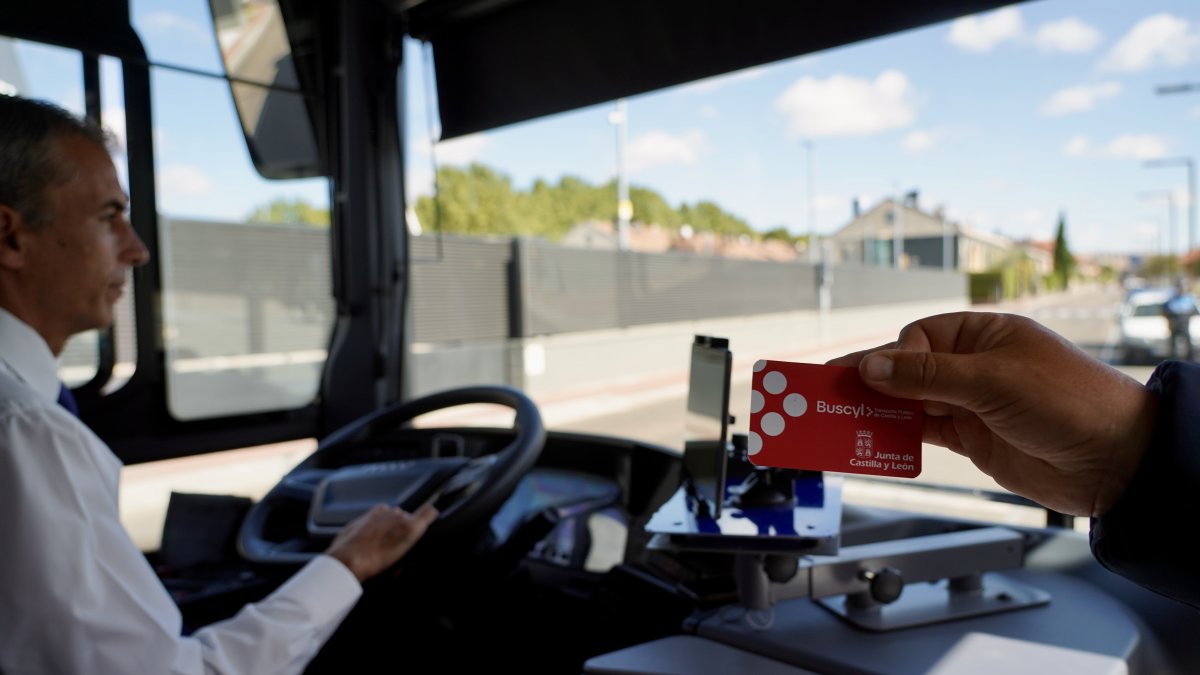 Un usuario utiliza su tarjeta Buscyl 