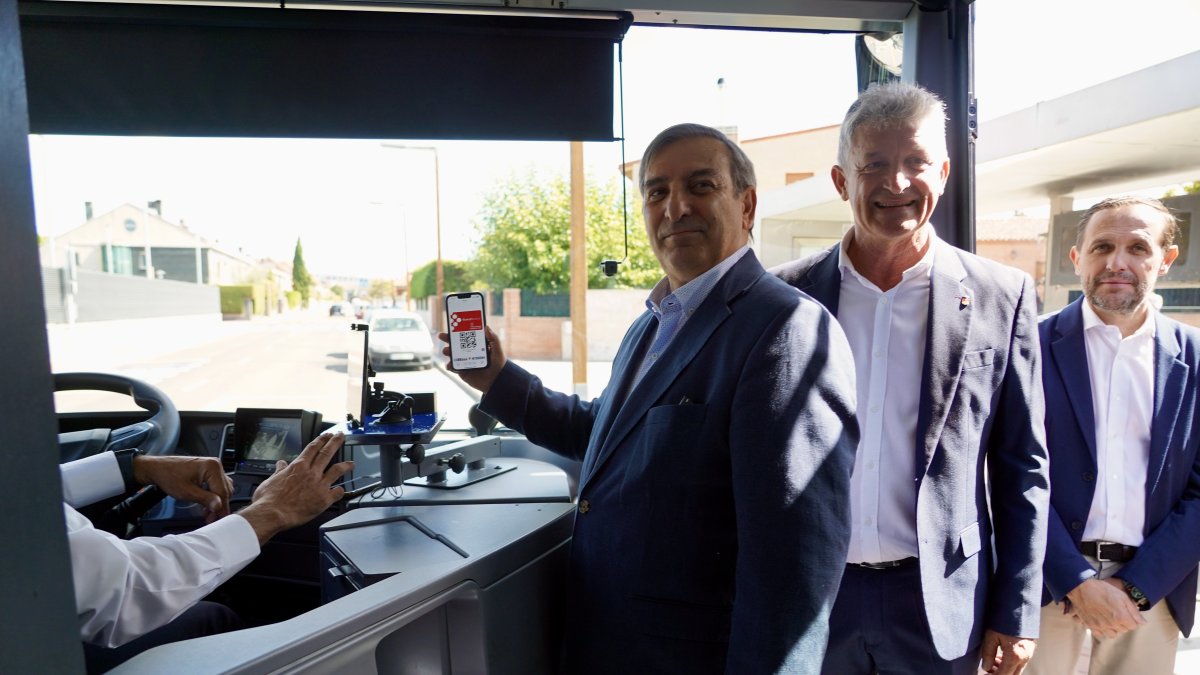El consejero de Movilidad y Transformación Digital, José Luis Sanz Merino, presenta la puesta en marcha del transporte gratuito para empadronados en Castilla y León con Buscyl, en Arroyo de la Encomienda (Valladolid)