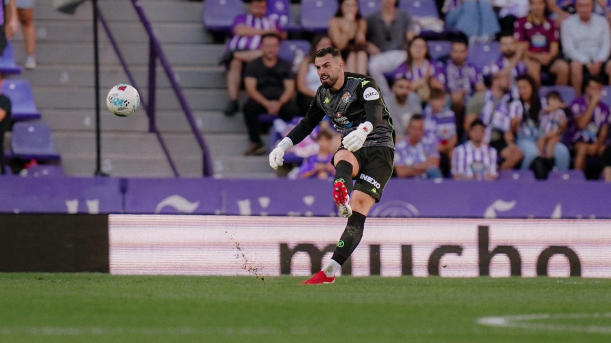 Guilherme Fernandes despeja un balón ante el Córdoba.