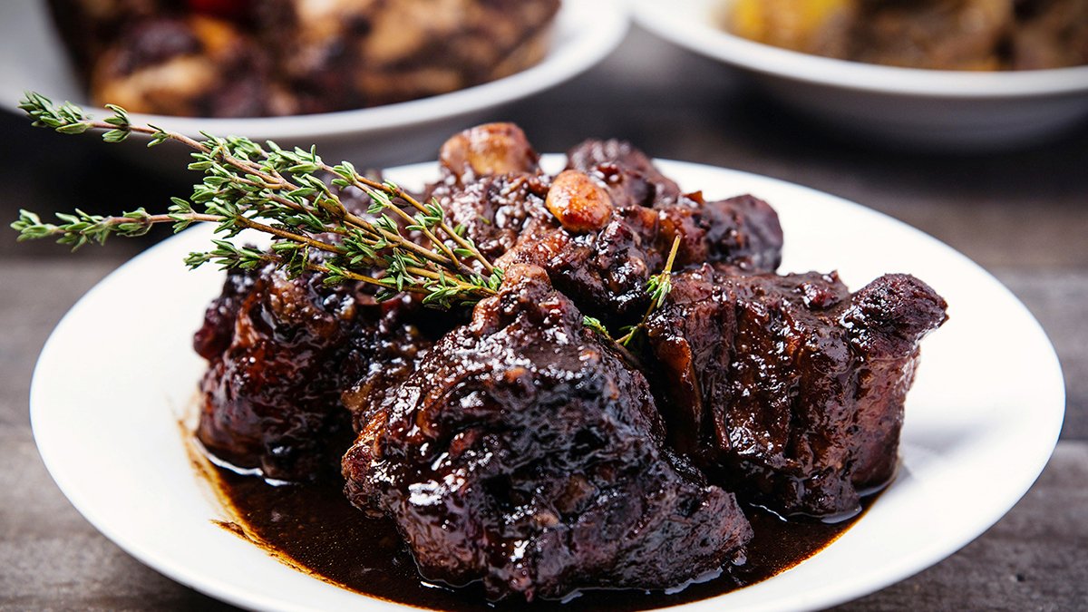 Guisote de rabo al vino tinto de tu tierra.