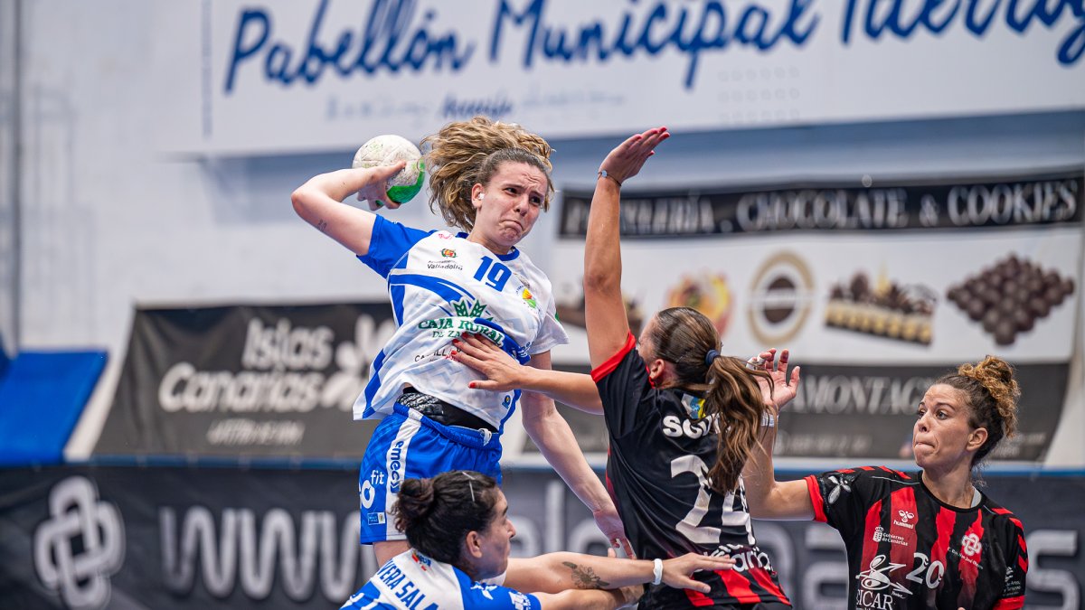 Naroa lanza ante la oposición de una jugadora del Cicar Lanzarote.