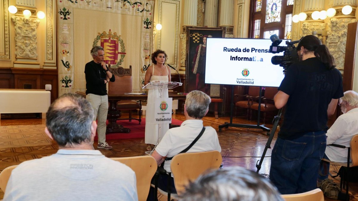 Mayte Martínez presenta las actividades deportivas durante las Ferias y Fiestas de la Virgen de San Lorenzo.