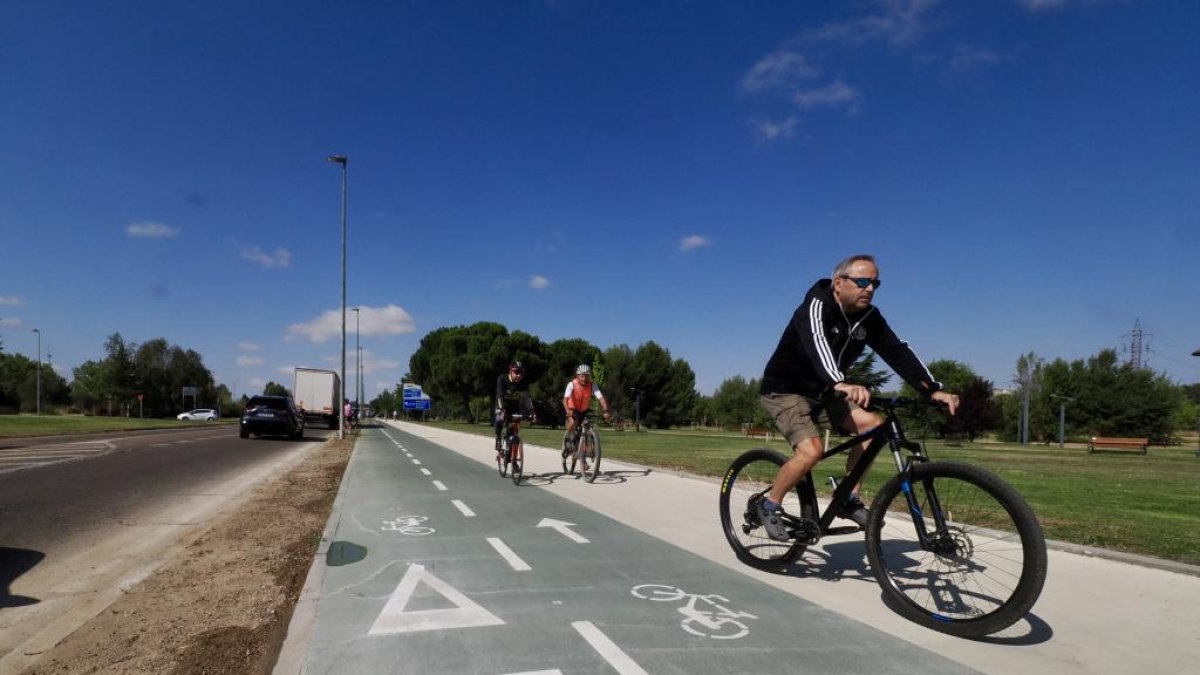 Carril bici Valladolid-Simancas, desde la urbanización Santa Ana, calle París.