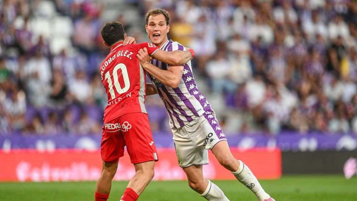 Juanmi Latasa forcejea con el defensa del Córdoba.