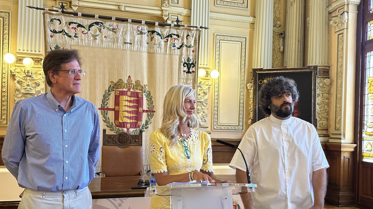 El presidente de la FMC, José Ignacio de Uribe; la concejala de Educación y Cultura, Irene Carvajal, y el nuevo director del Teatro Calderón, Chema Esbec Rodríguez