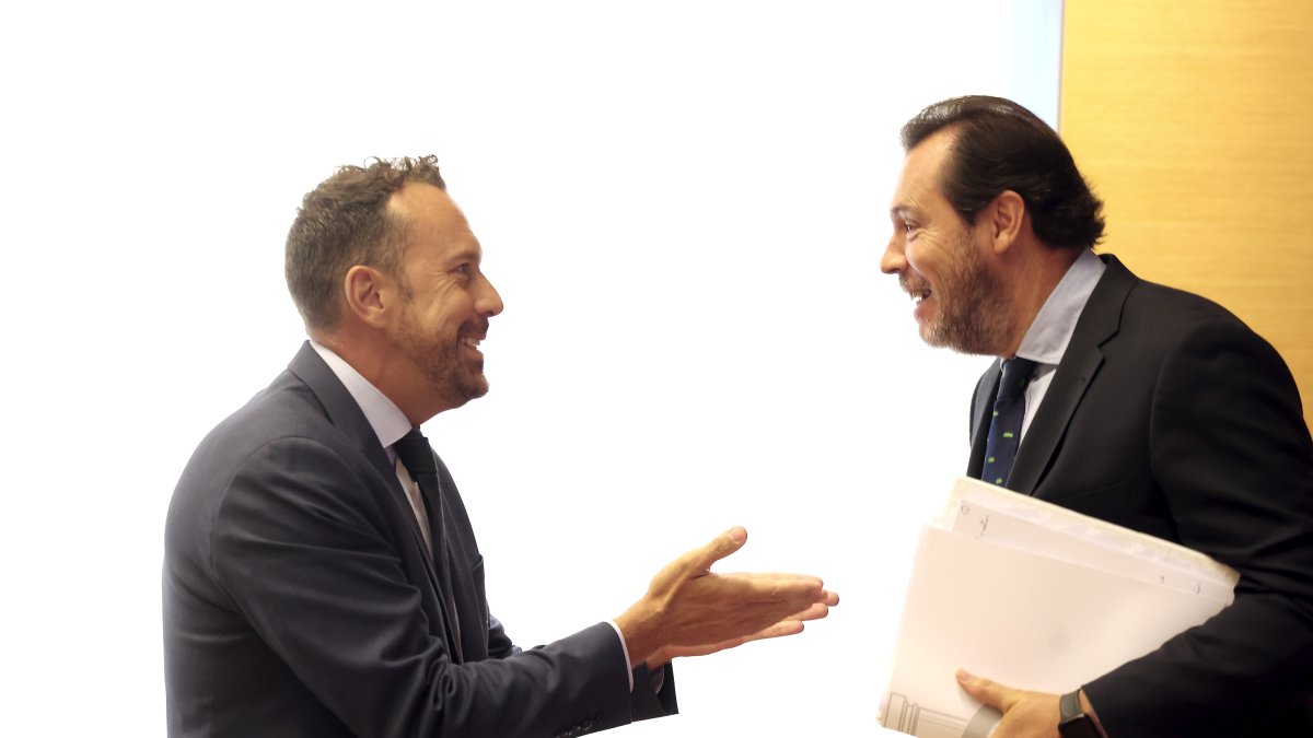 Héctor Palencia y Óscar Puente, este jueves durante la comparecencia del ministro de Transportes en el Congreso de los Diputados.