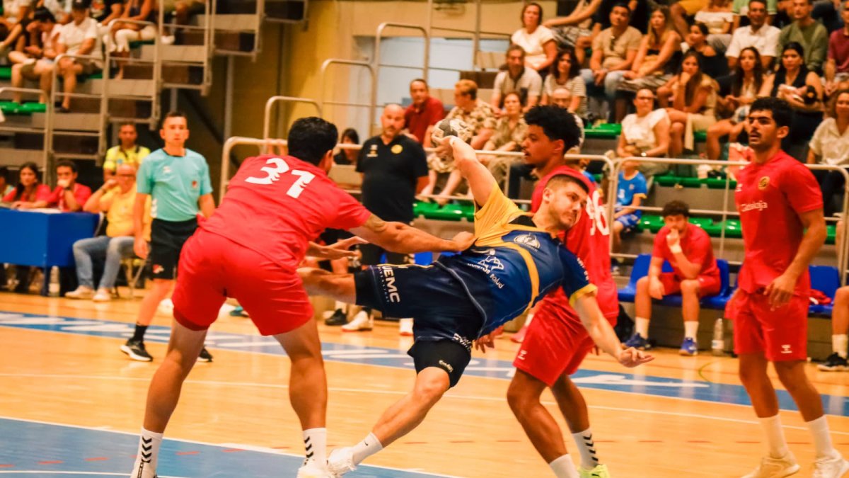 Una acción del partido entre Recoletas y Cuenca en Íscar.