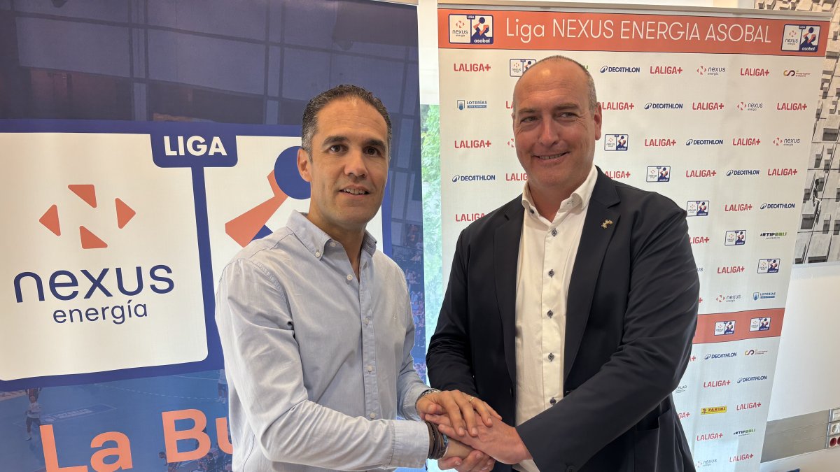 Mario Arranz junto al presidente de la Asobal, Servando Revuelta.