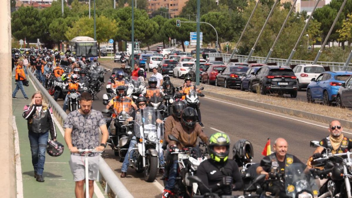 IX desfile de banderas de peñas y ofrenda florala la Virgen de San Lorenzo y a los motoristas fallecidos