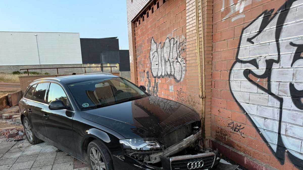 Choque de un coche en la calle Orellana en Arroyo de la Encomienda