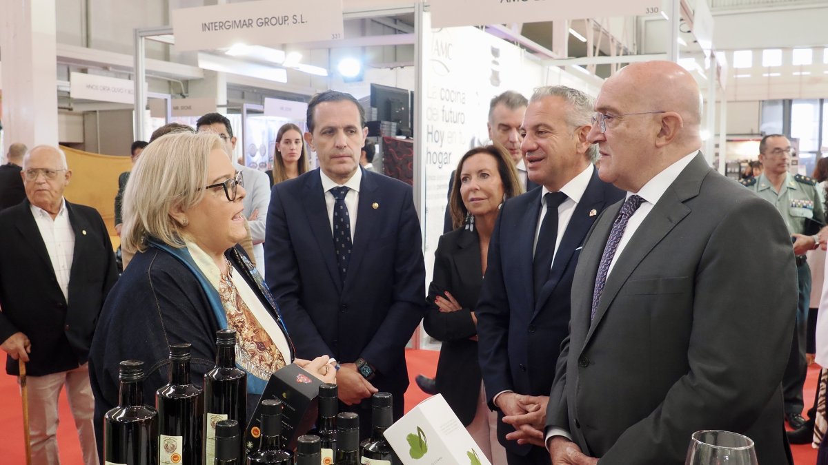 El alcalde de Valladolid, Jesús Julio Carnero; el delegado del Gobierno en Castilla y León, Nicanor Sen; el presidente de la Diputación Provincial, Conrado Íscar; la directora general de Comercio de la Junta, María Pettit, y el presidente del Comité Ejecutivo Feria de Valladolid, Víctor Caramanzana