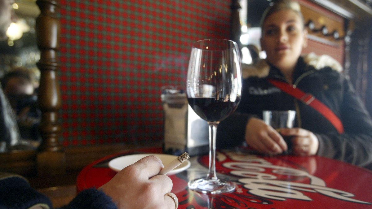 Clientes fumando en el exterior de un bar