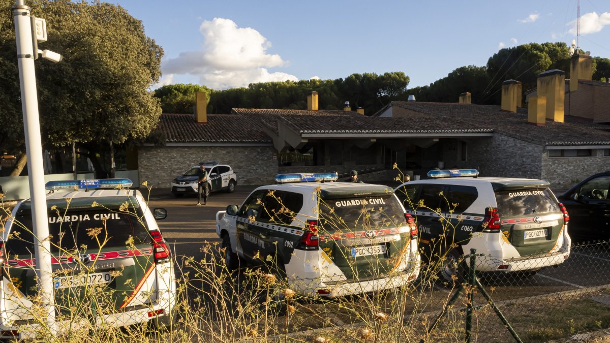 Coches de la Guardia Civil en Valladolid para garantizar seguridad en La Vuelta.