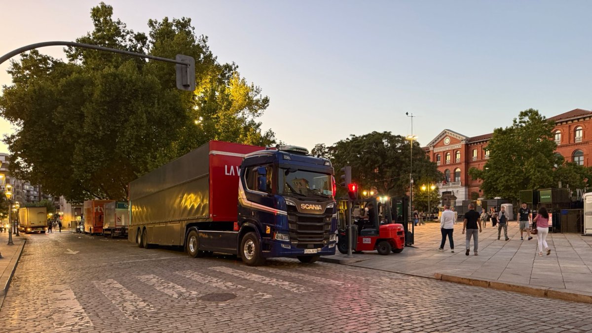 Camiones de La Vuelta en la Plaza de San Pablo.