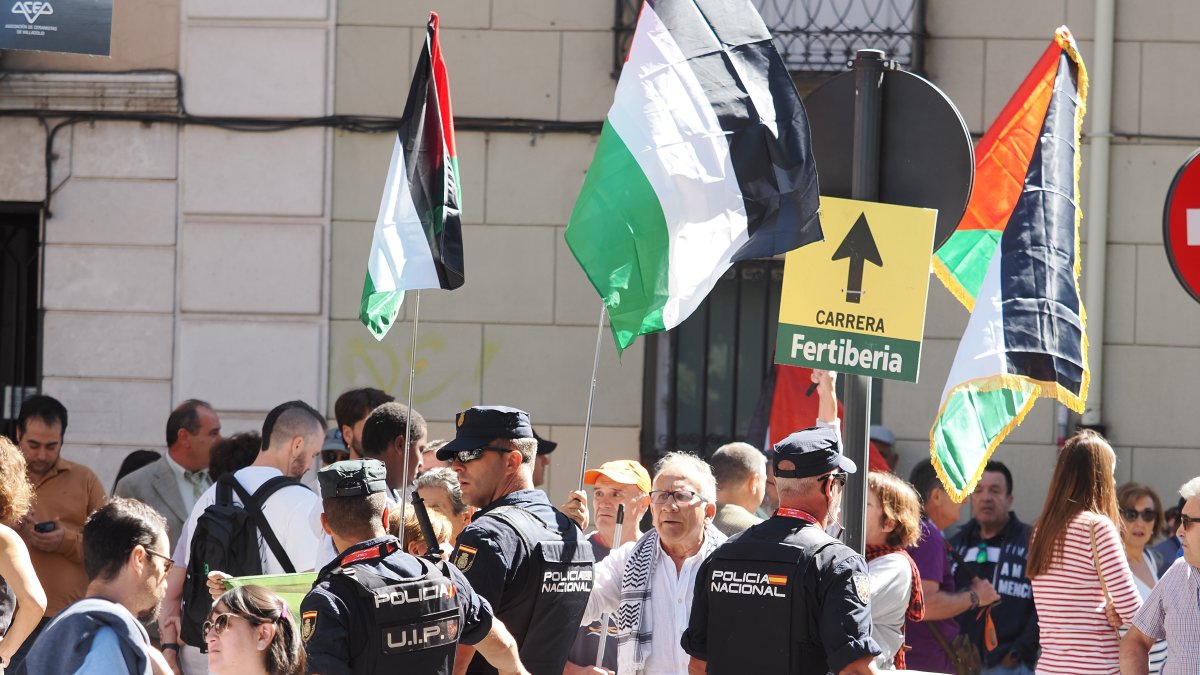 Primeros manifestantes pro Palestina en los prolegómenos de la contrarreloj individual de la Vuelta ciclista a España.