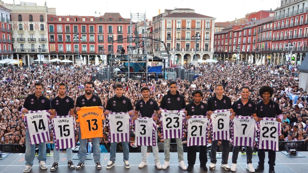 Los diez fichajes del Real Valladolid presentados en la Plaza Mayor.