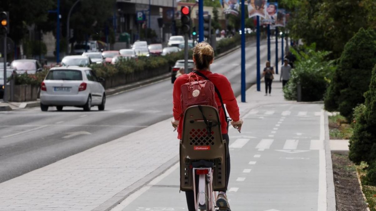 Una usuaria utiliza el carril bici de Isabel la Católica a la altura de la Rosaleda.