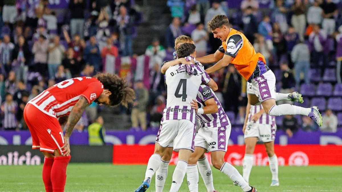 Jugadores del Real Valladoid se echan encima de Maroto tras marcar el tercer gol blanquivioleta.
