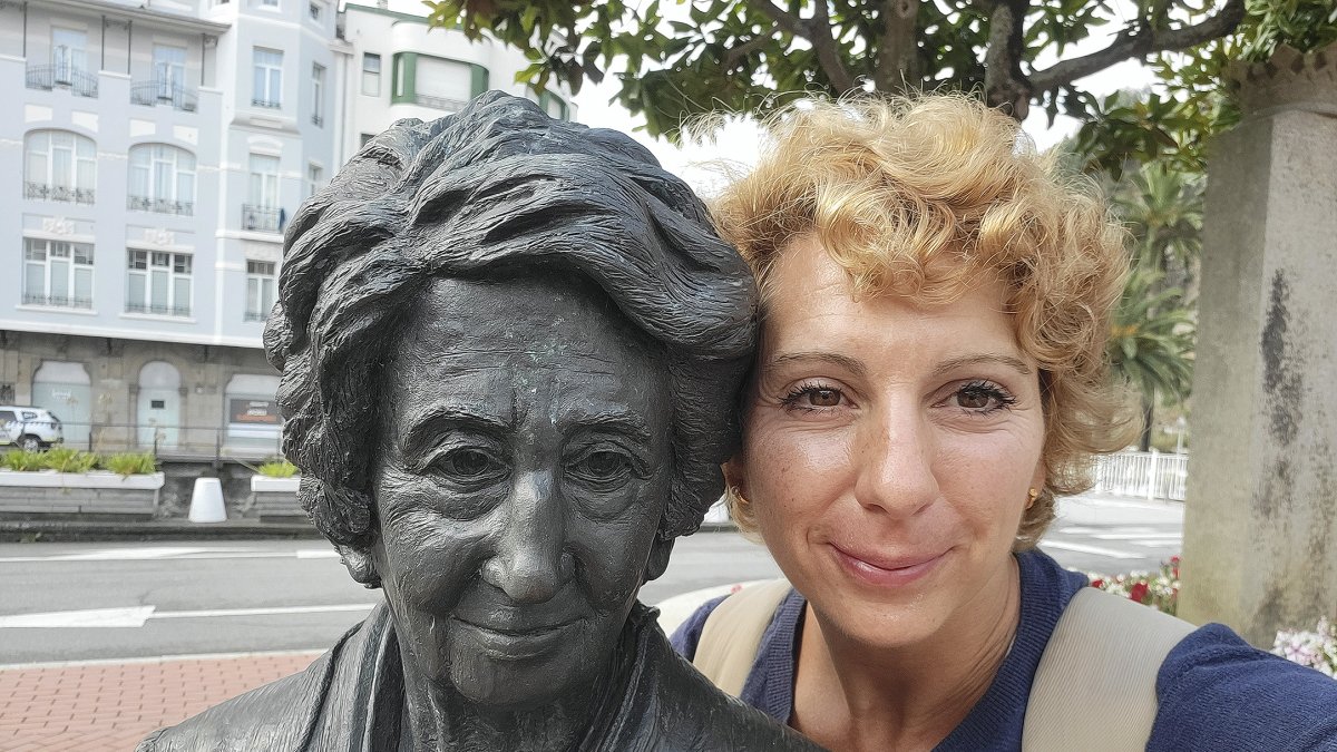 Bárbara de Aymerich posa con un busto de Margarita Salas