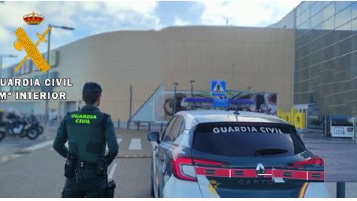 Guardia Civil en el Río Shopping.