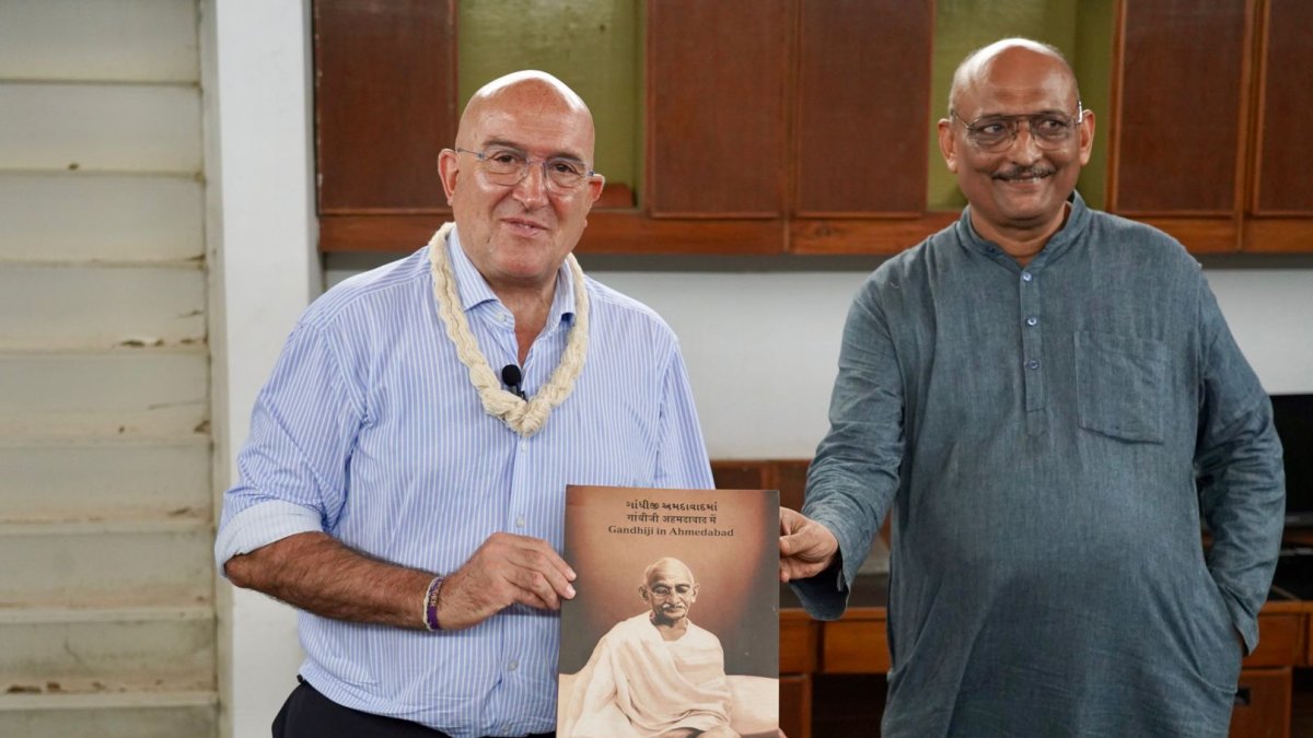 El alcalde de Valladolid, Jesús Julio Carnero, visita el ashram-museo de Mahatma Gandhi