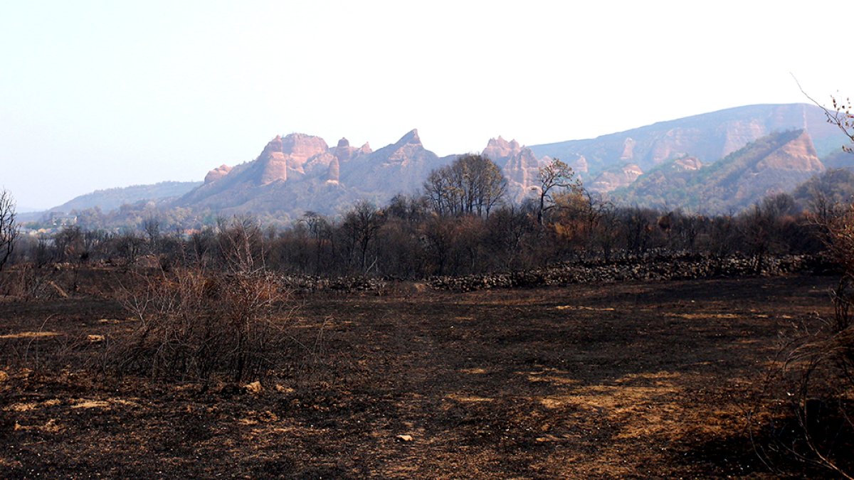 Efectos del incendio iniciado en la localidad de Yeres (León), y que ha afectado al paraje de Las Médulas
