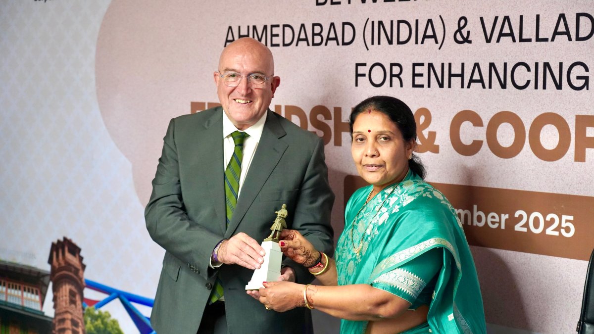El alcalde de Valladolid, Jesús Julio Carnero, junto a la alcaldesa de Ahmedabad, Pratibhaben Jain.