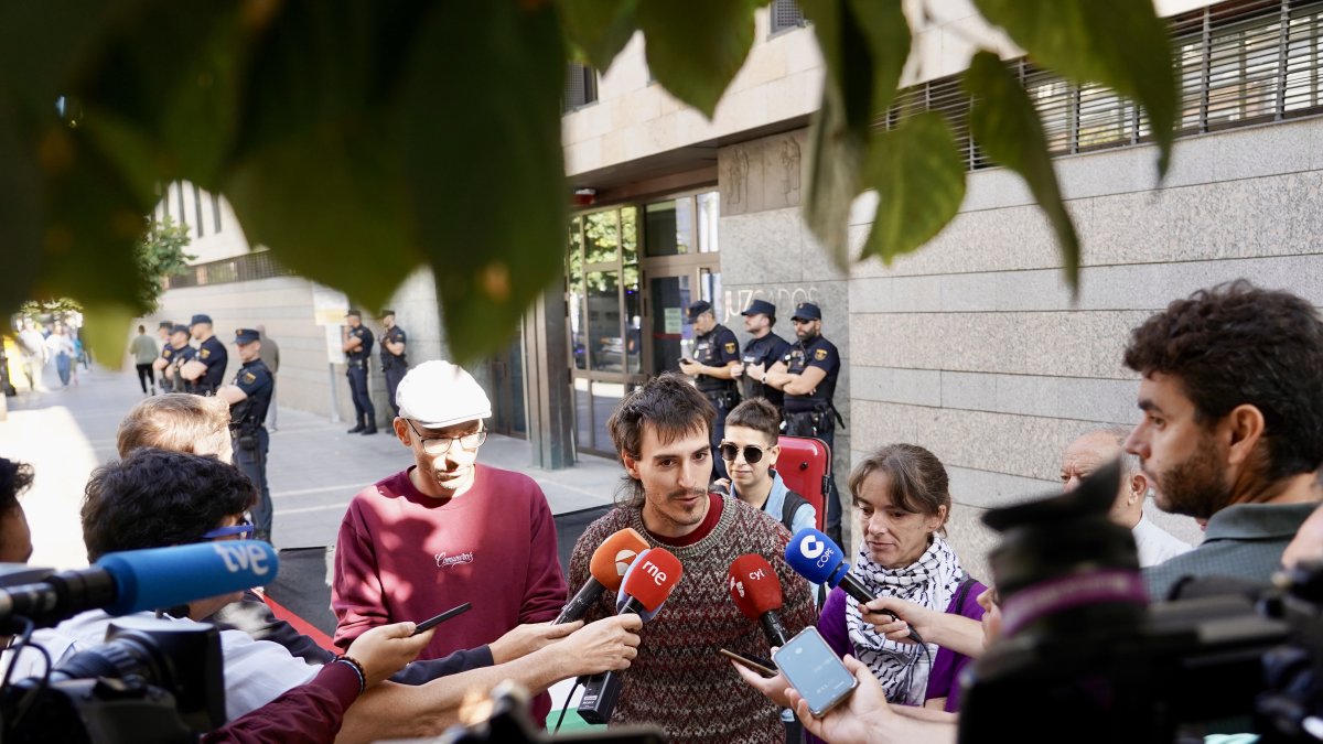 Presentación de una denuncia en los juzgados por las cargas policiales durante la etapa de la Vuelta Ciclista a España celebrada en Valladolid.
