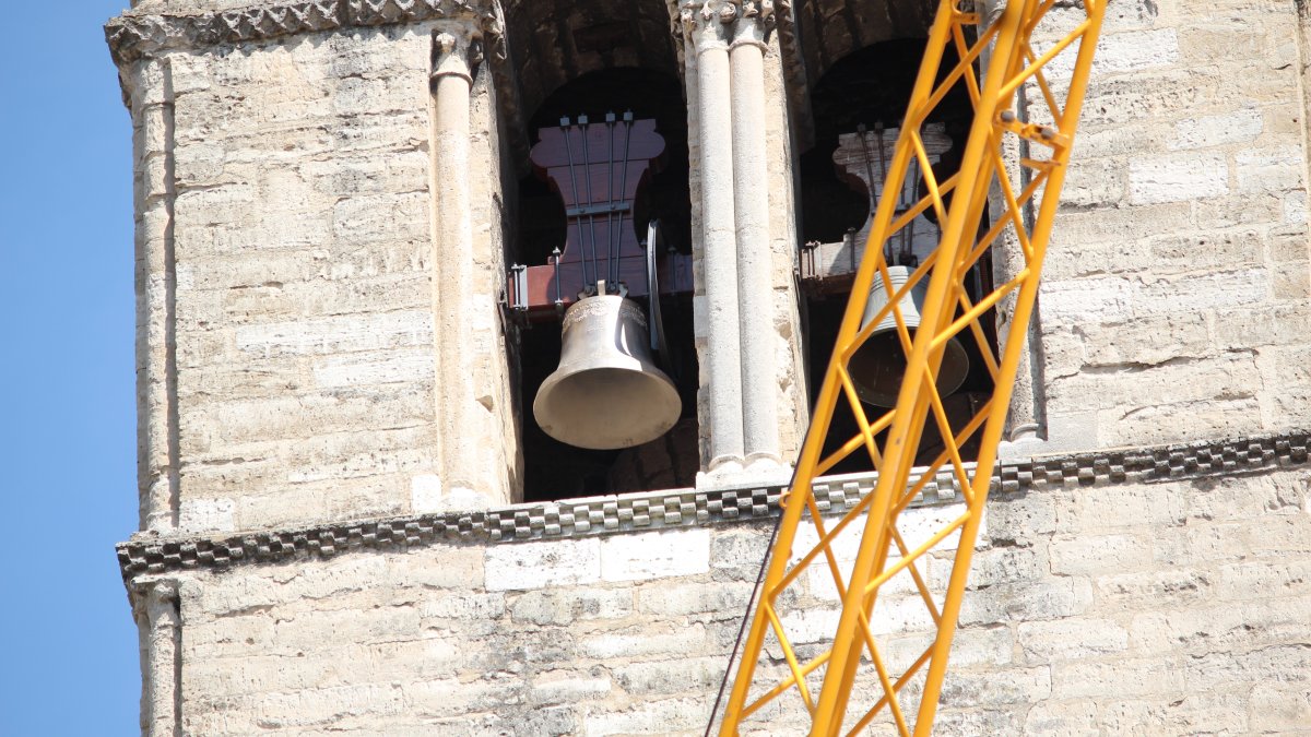 La nueva campana de San Roque brilla en la torre de La Antigua.