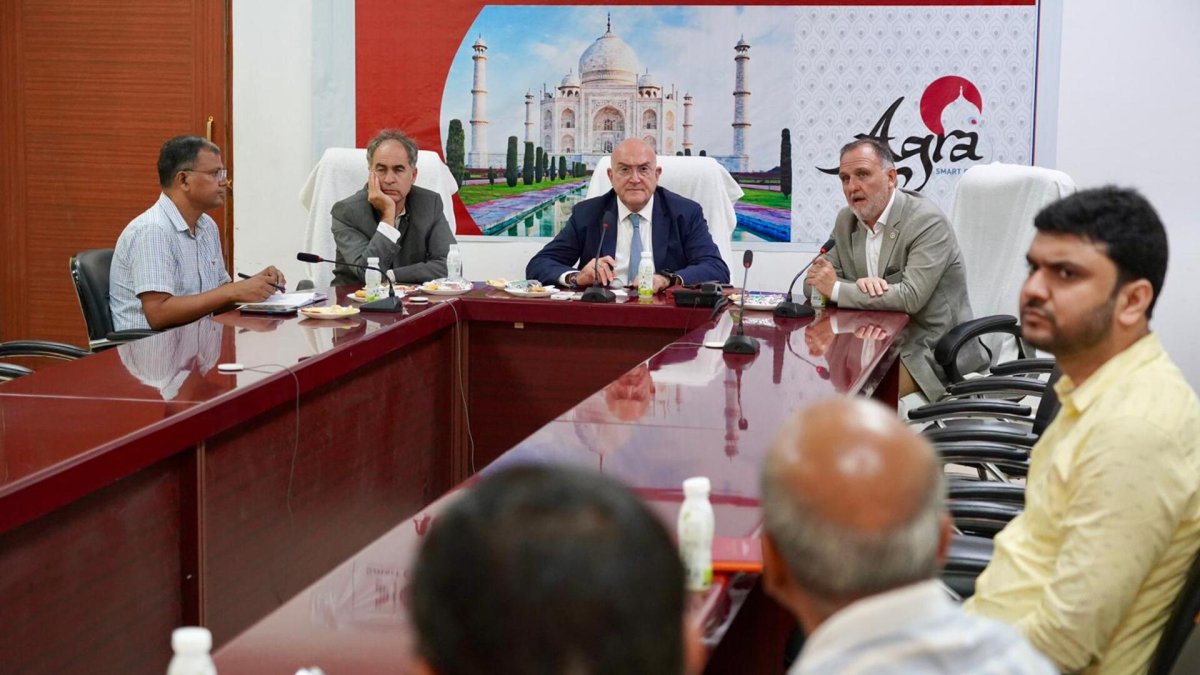 El alcalde de Valladolid Jesús Julio Carnero se reúne con responsables del Ayuntamiento de Agra para impulsar relaciones de cooperación en Turismo y Patrimonio.