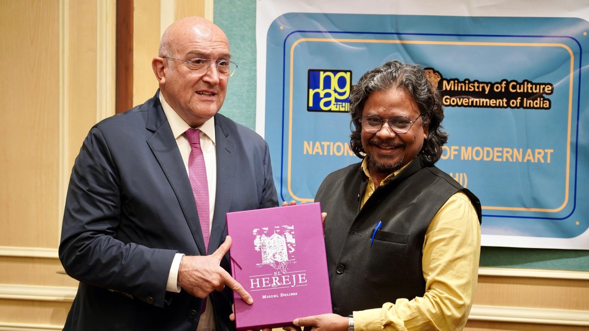 Jesús Julio Carnero junto a Sanjeev Kishor Goutam, presidente de la Galería Nacional de Arte Moderno