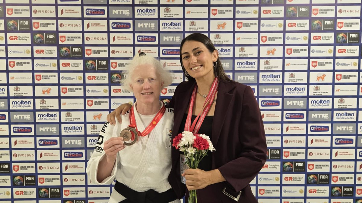 Marta Arce (izquierda), con su medalla de bronce.