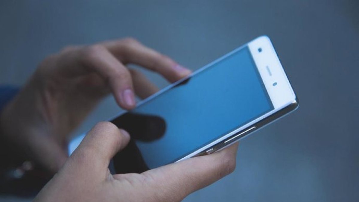 Una persona utiliza un móvil en una imagen de archivo